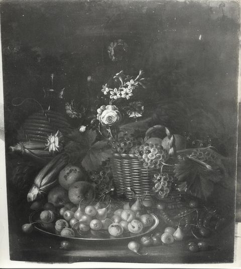 Anonimo — Autore non indicato - sec. XVII/ XVIII - Natura morta con fiori, frutta, cesto, vassoio e fiasco — insieme